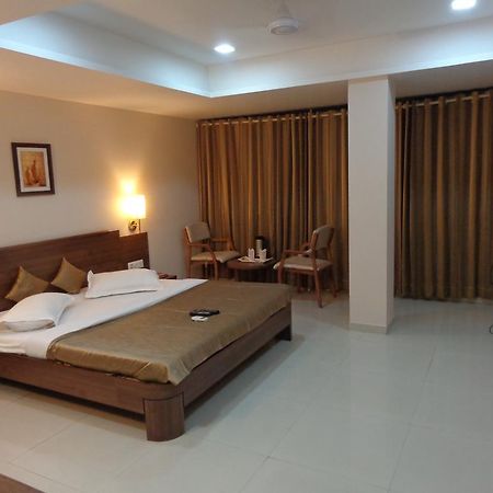 Hotel Classique Rajkot Esterno foto