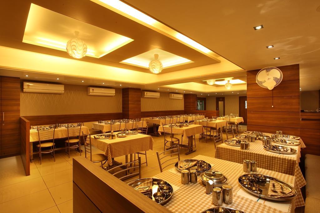 Hotel Classique Rajkot Esterno foto