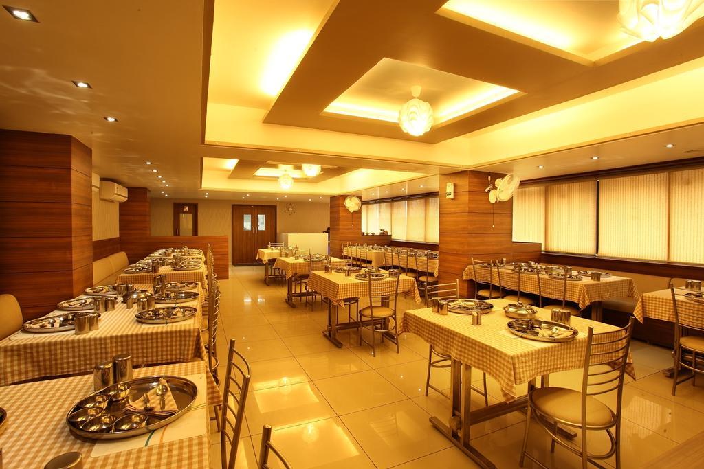 Hotel Classique Rajkot Esterno foto