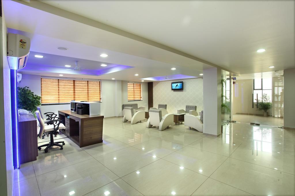 Hotel Classique Rajkot Esterno foto