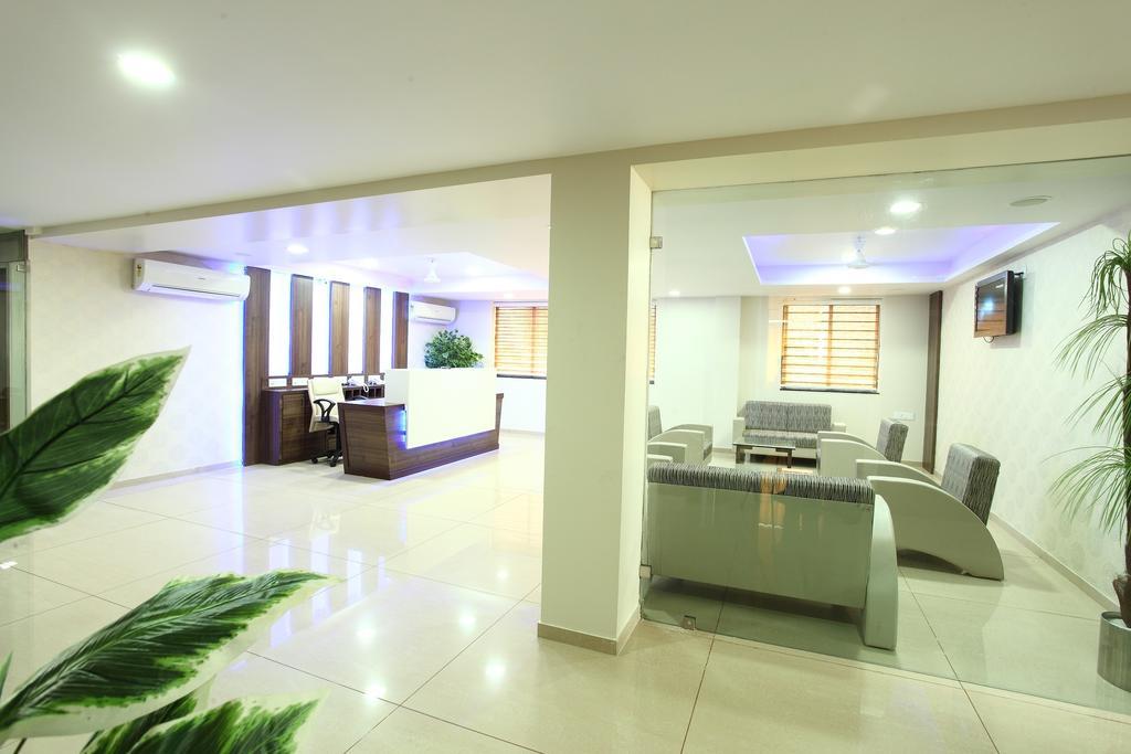 Hotel Classique Rajkot Esterno foto
