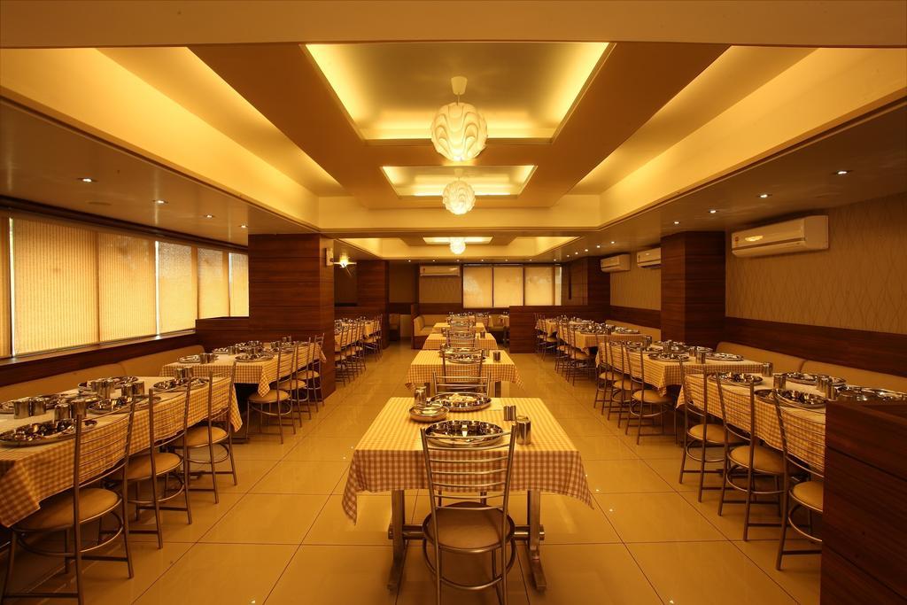 Hotel Classique Rajkot Esterno foto