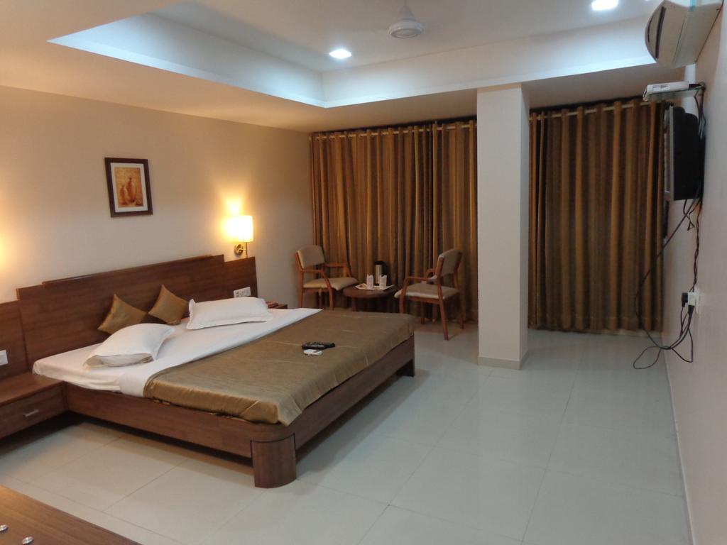 Hotel Classique Rajkot Esterno foto