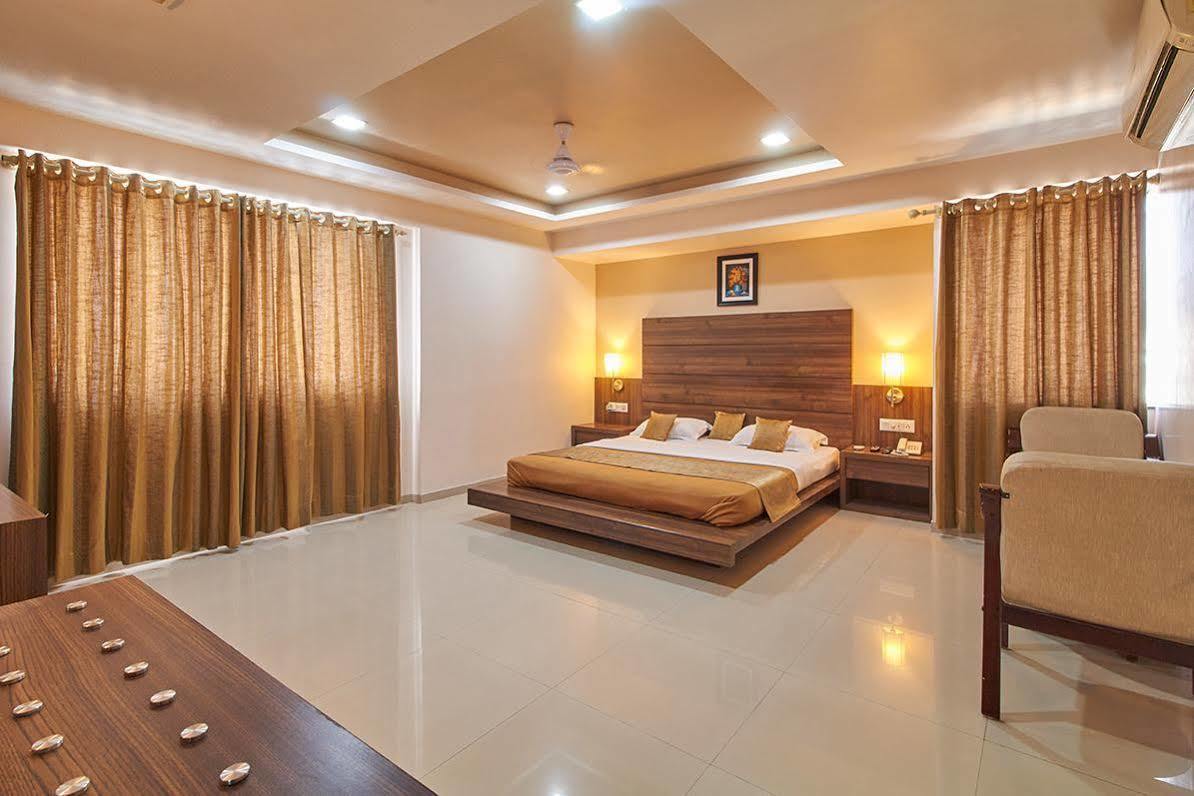 Hotel Classique Rajkot Esterno foto