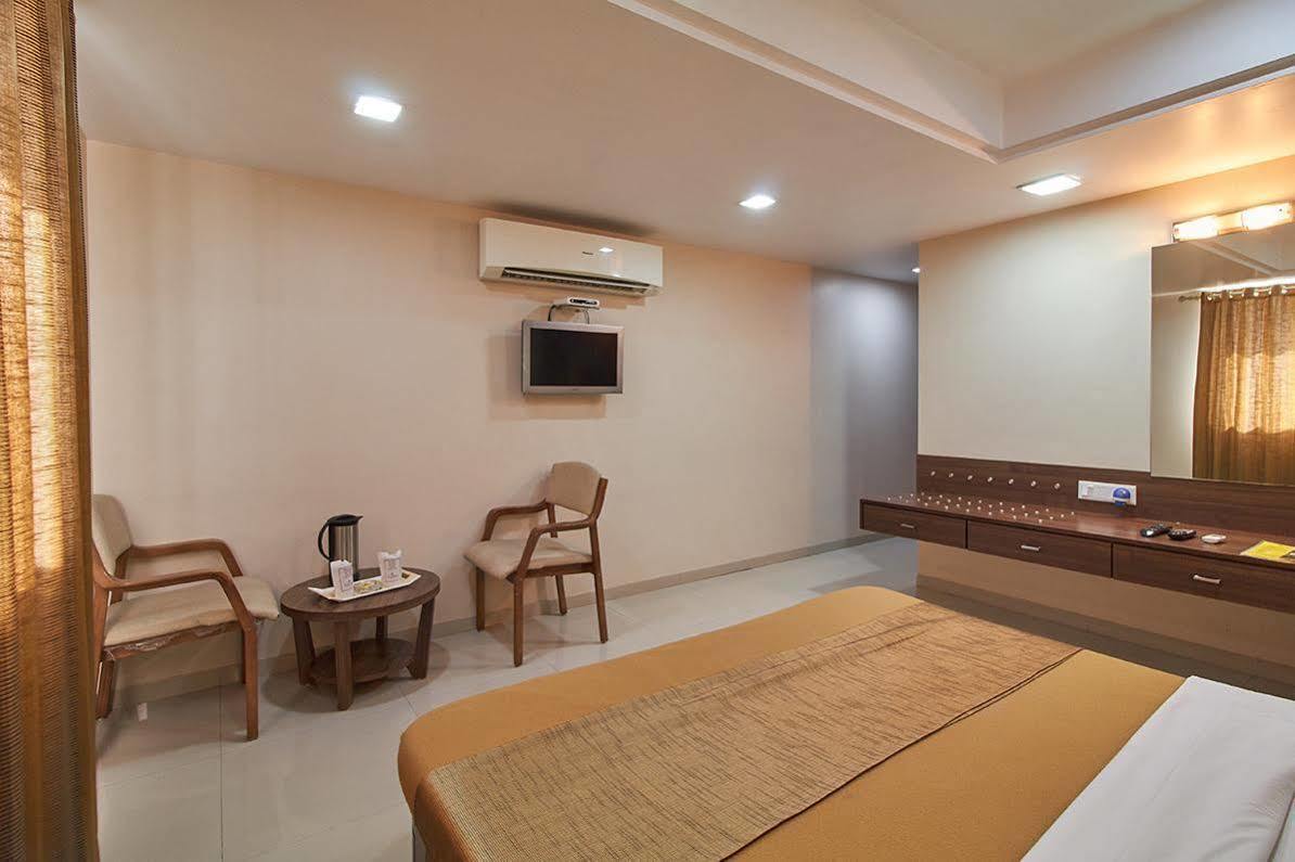 Hotel Classique Rajkot Esterno foto