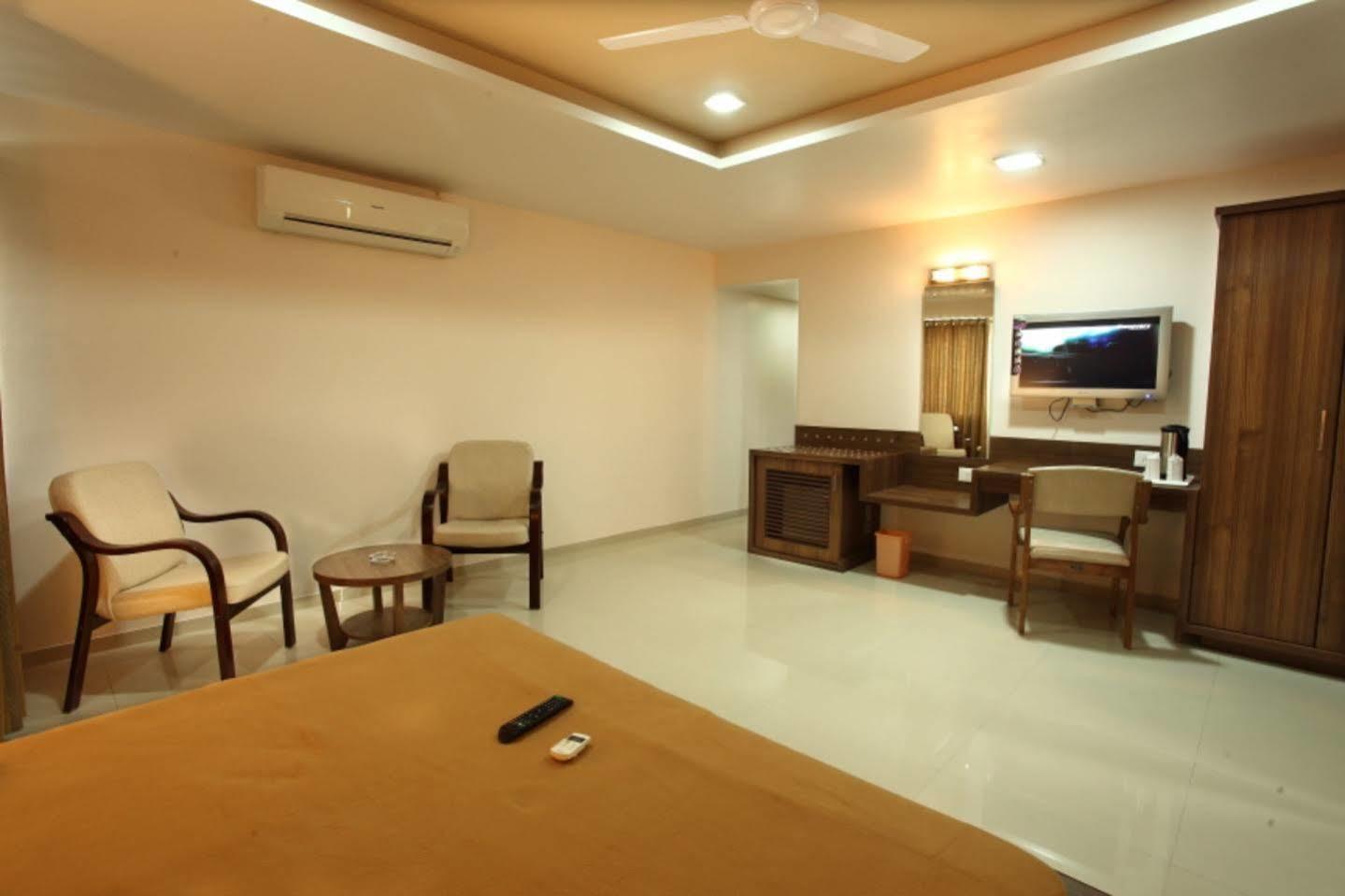 Hotel Classique Rajkot Esterno foto