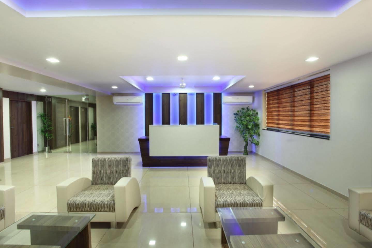 Hotel Classique Rajkot Esterno foto