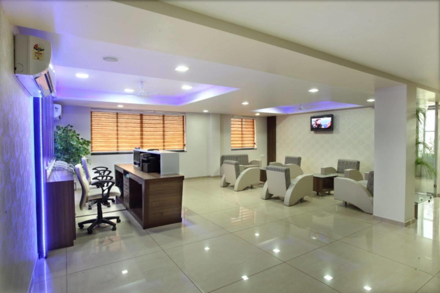 Hotel Classique Rajkot Esterno foto